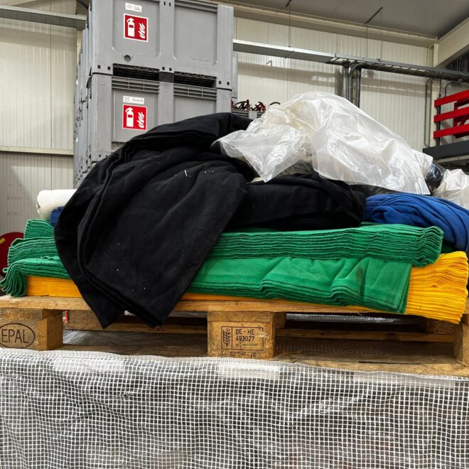 Pallet met molton (groen, geel, blauw, zwart rest. LL)